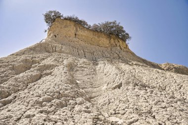 Girit 'teki Komolithi' deki toprak piramitlerini tasvir eden yağmur suyu erozyonundan oluşan doğal manzara.