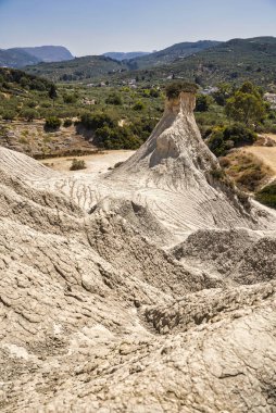 Girit 'teki Komolithi' deki toprak piramitlerini tasvir eden yağmur suyu erozyonundan oluşan doğal manzara.