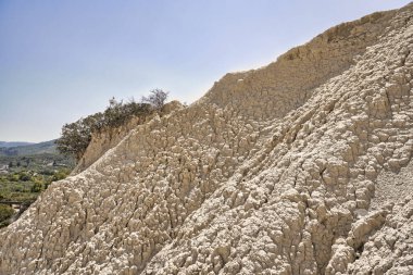 Girit adasındaki aşınmış Komolithi toprak piramitlerinin yapıları.