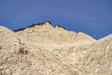Girit 'teki Komolithi' deki toprak piramitlerini tasvir eden yağmur suyu erozyonundan oluşan doğal manzara.