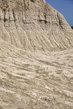Girit adasındaki aşınmış Komolithi toprak piramitlerinin yapıları.