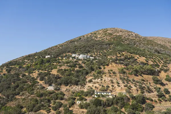 Girit 'in dağlık arazisi, dik yamaçlarda tek bir bina var.