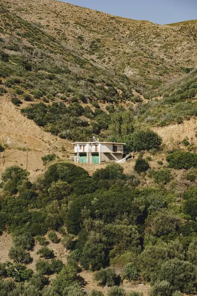 Batı Girit 'teki dağların yamaçlarında tek bir bina.