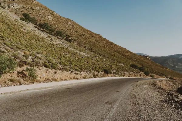 Yunanistan 'ın Girit adasının asfalt yolu Macchia türünde Akdeniz bitkileriyle kaplıdır.