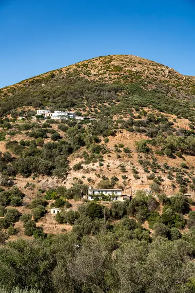 Girit 'in dağlık arazisi, dik yamaçlarda tek bir bina var.