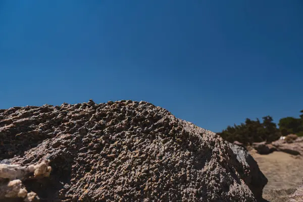 Efektlerin ayrıntıları. Denize yakın kumsaldaki bir kayanın üzerinde fiziksel yıpranma.