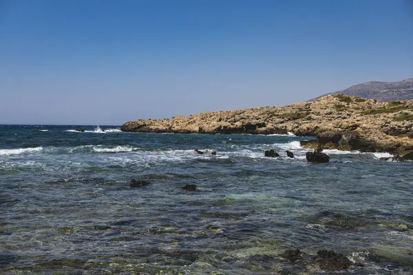 Yunanistan 'ın Girit adasındaki kayalık Akdeniz kıyılarının manzarası
