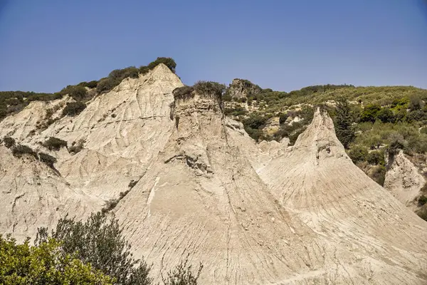 Girit 'teki Komolithi' deki toprak piramitlerini tasvir eden yağmur suyu erozyonundan oluşan doğal manzara.