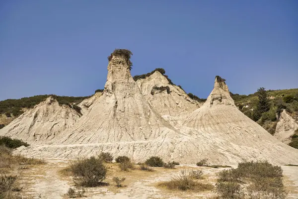 Girit 'teki Komolithi' deki toprak piramitlerini tasvir eden yağmur suyu erozyonundan oluşan doğal manzara.