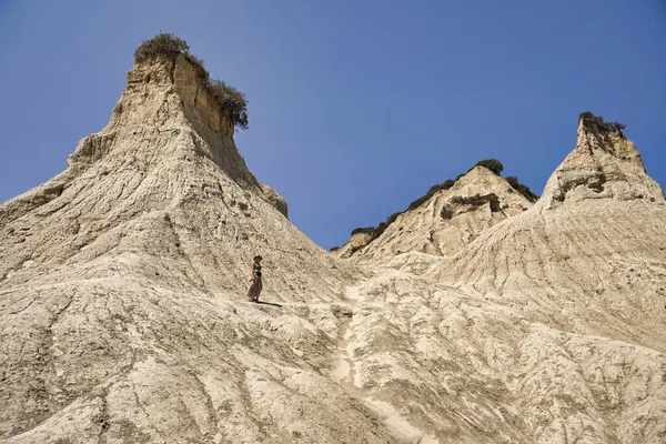 Girit 'teki Komolithi' deki toprak piramitlerini tasvir eden yağmur suyu erozyonundan oluşan doğal manzara.