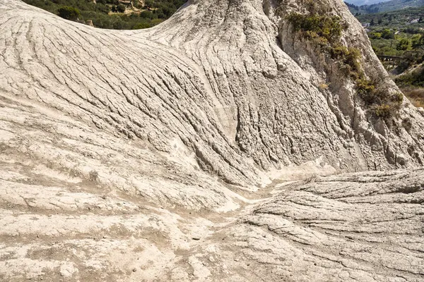 Girit adasındaki aşınmış Komolithi toprak piramitlerinin yapıları.