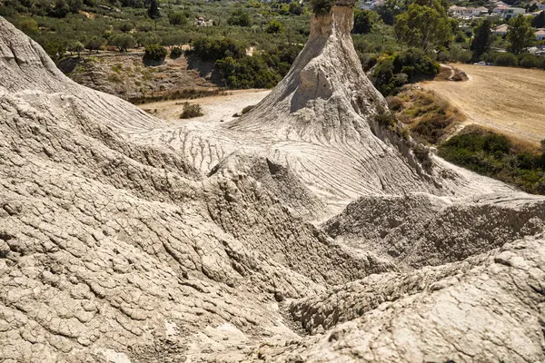 Girit 'teki Komolithi' deki toprak piramitlerini tasvir eden yağmur suyu erozyonundan oluşan doğal manzara.