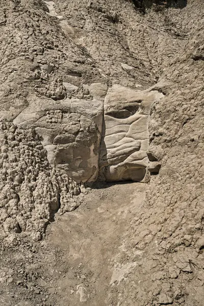 Girit adasındaki aşınmış Komolithi toprak piramitlerinin yapıları.