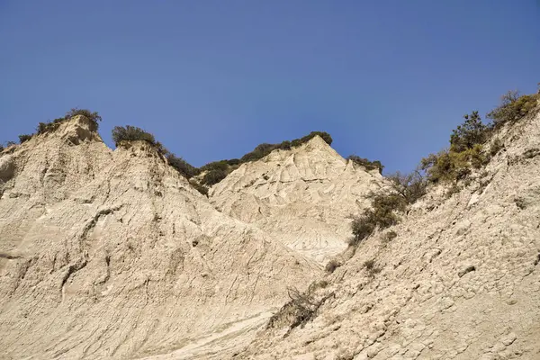 Girit 'teki Komolithi' deki toprak piramitlerini tasvir eden yağmur suyu erozyonundan oluşan doğal manzara.