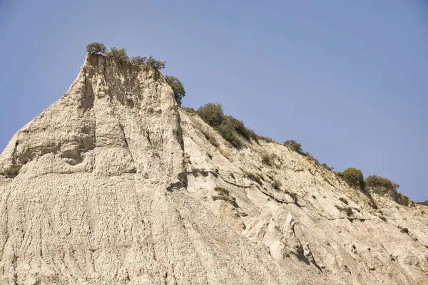 Girit 'teki Komolithi' deki toprak piramitlerini tasvir eden yağmur suyu erozyonundan oluşan doğal manzara.