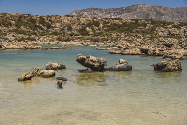 Girit adasındaki Akdeniz 'in kumlu sahillerinde, Beyaz Göl' de tek taşlı manzara 