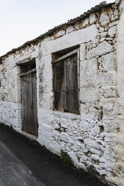 Tahta kapılı terk edilmiş beyaz bina duvarı.