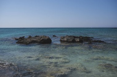 Girit adasındaki Akdeniz 'in kumlu sahillerinde tek taşlı manzara 