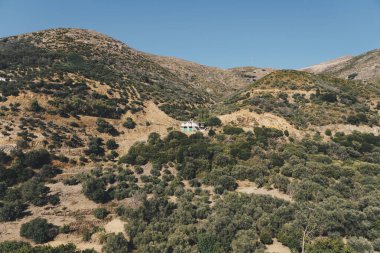 Batı Girit 'teki dağların yamaçlarında tek bir bina.