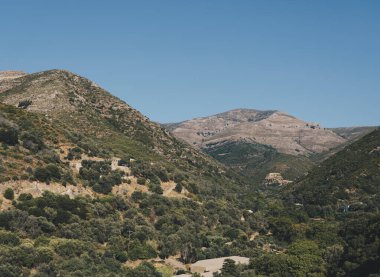 Akdeniz bölgesindeki seyrek bitki örtüsüyle kaplı dağlık arazi