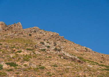 Akdeniz bölgesindeki seyrek bitki örtüsüyle kaplı dağlık arazi