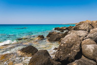 Yunanistan 'ın Girit adasındaki kayalık Akdeniz kıyılarının manzarası