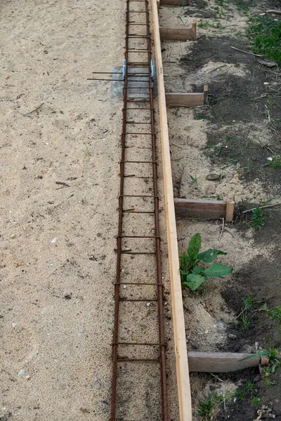 Beton dökmeye hazır temelleri güçlendirmek için inşaat yakın plan
