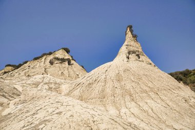Girit 'teki Komolithi' deki toprak piramitlerini tasvir eden yağmur suyu erozyonundan oluşan doğal manzara.