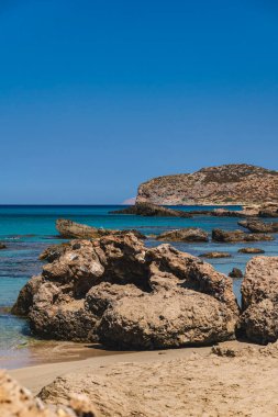 Girit adasındaki Akdeniz 'in kumlu sahillerinde tek taşlı manzara 