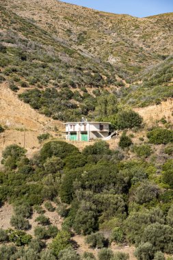 Batı Girit 'teki dağların yamaçlarında tek bir bina.