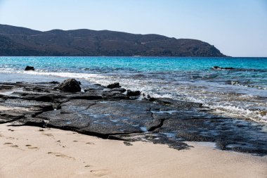 Girit adasındaki Akdeniz 'in kumlu sahillerinde tek taşlı manzara 