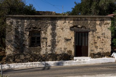 Tahta kapılı terk edilmiş beyaz bina duvarı.