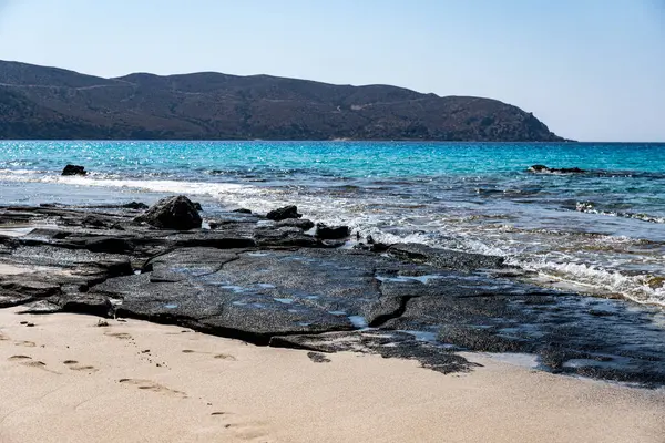 Girit adasındaki Akdeniz 'in kumlu sahillerinde tek taşlı manzara 