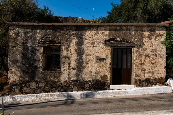 Tahta kapılı terk edilmiş beyaz bina duvarı.