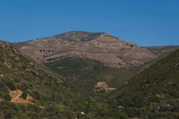 Akdeniz bölgesindeki seyrek bitki örtüsüyle kaplı dağlık arazi