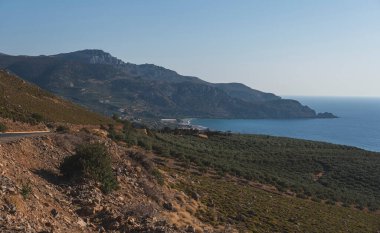 Yaz akşamları dik kıyı şeridiyle Akdeniz Körfezi