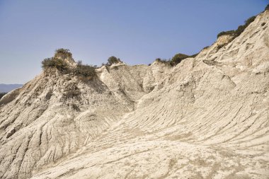 Girit 'teki Komolithi' deki toprak piramitlerini tasvir eden yağmur suyu erozyonundan oluşan doğal manzara.