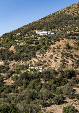 Girit 'in dağlık arazisi, dik yamaçlarda tek bir bina var.