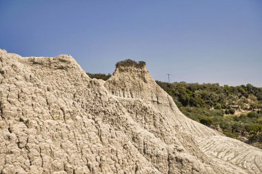 Girit 'teki Komolithi' deki toprak piramitlerini tasvir eden yağmur suyu erozyonundan oluşan doğal manzara.