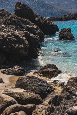Yunanistan 'ın Girit adasındaki Kedrodasos Sahili' ndeki kayalık Akdeniz kıyılarının manzarası 