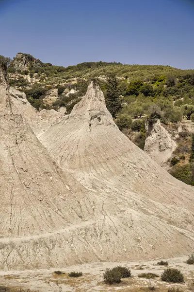 Girit 'teki Komolithi' deki toprak piramitlerini tasvir eden yağmur suyu erozyonundan oluşan doğal manzara.