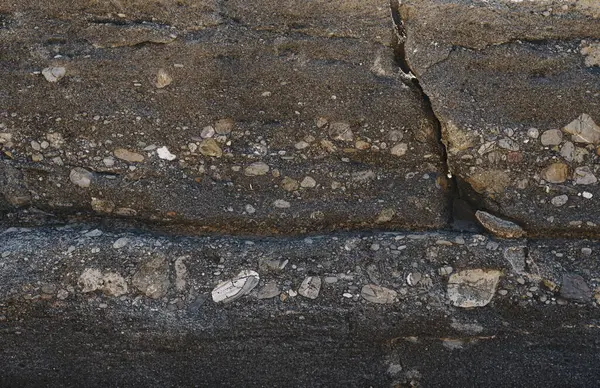 Tortulu kayanın içindeki küçük taşlardan oluşan katman, holdingdir.