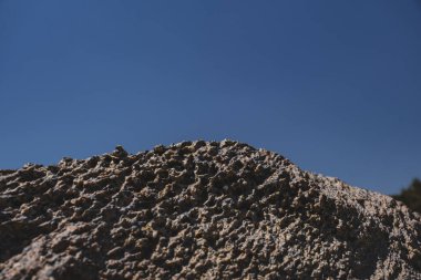 Efektlerin ayrıntıları. Denize yakın kumsaldaki bir kayanın üzerinde fiziksel yıpranma.