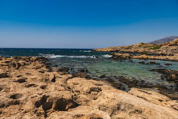 Yunanistan 'ın Girit adasındaki kayalık Akdeniz kıyılarının manzarası