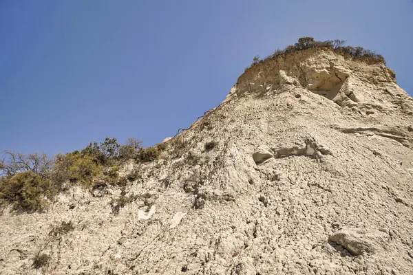 Girit 'teki Komolithi' deki toprak piramitlerini tasvir eden yağmur suyu erozyonundan oluşan doğal manzara.