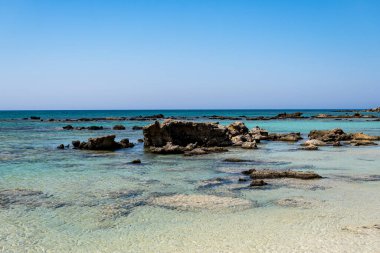 Girit adasındaki Akdeniz 'in kumlu sahillerinde tek taşlı manzara 