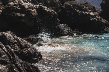 Yunanistan 'ın Girit adasındaki Kedrodasos Sahili' ndeki kayalık Akdeniz kıyılarının manzarası 