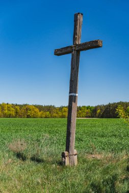 Eski ahşap Hıristiyan geçidi tarlanın yanında