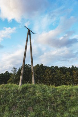 Elektrik kabloları olmayan tek bir beton direk