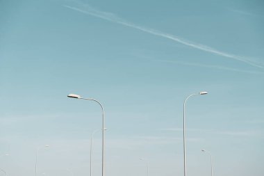 Gökyüzüne karşı sokak lambalarıyla soyut kompozisyon